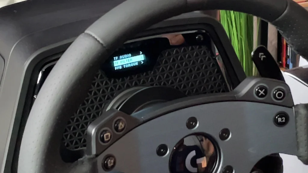 Am OLED-Screen könnt ihr das Lenkradsetup einstellen und speichern.