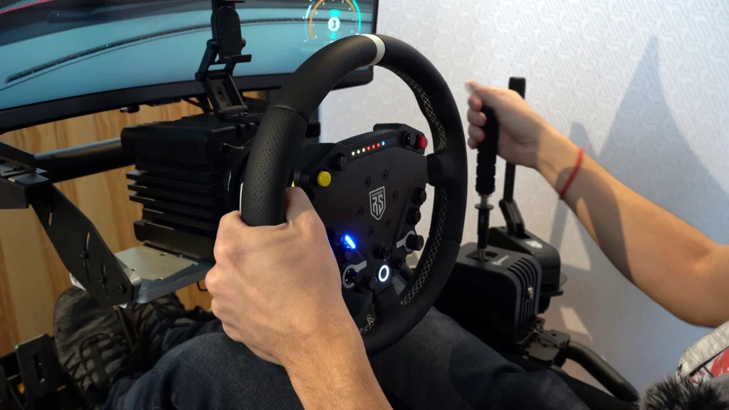 Revosim Lenkrad im Einsatz mit Handbremse und Shifter